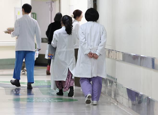 최근 5년간 전국 10개 국립대병원에서 임직원의 친인척 총 1525명이 직원으로 채용된 것으로 확인됐다. 사진은 서울의 한 대학병원에서 의료진이 이동하고 있는 모습. (연합뉴스)