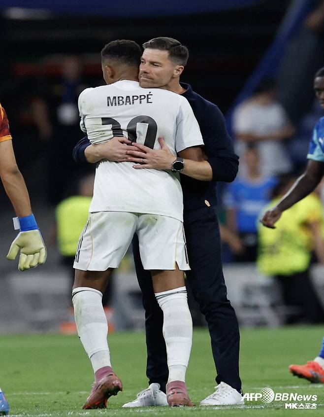 레알 마드리드 사비 알론소 감독이 ‘에이스’ 킬리안 음바페를 안아주고 있다. 사진=AFPBBNews=News1