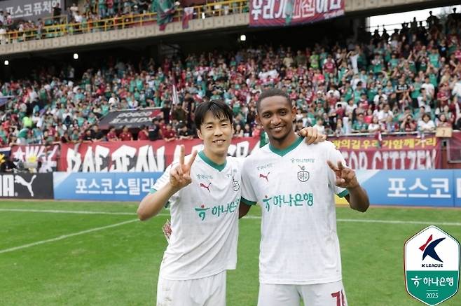 대전하나시티즌에서 호흡을 맞추는 이시다 마사토시, 에르난데스. 사진=한국프로축구연맹