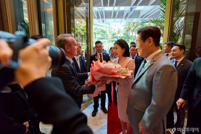 [쿠알라룸푸르=뉴시스] 고범준 기자 = 아세안 정상회의에 참석하는 이재명 대통령과 김혜경 여사가 26일(현지 시간) 말레이시아 쿠알라룸푸르 내 숙소인 한 호텔에 도착해 환영 꽃다발을 받고 있다. (공동취재) 2025.10.26. bjko@newsis.com /사진=