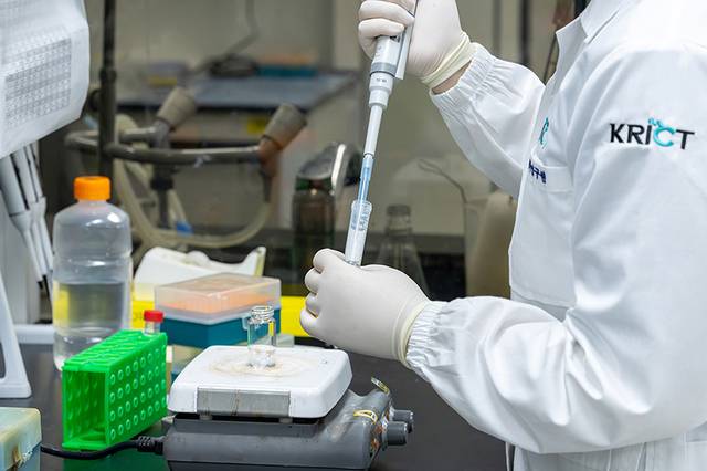 한국화학연구원 및 선문대의 연구팀이 나노입자·줄기세포 복합체를 합성하는 실험을 하고 있다. 한국화학연구원 제공