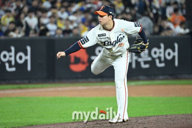 29일 대전 한화생명 볼파크 야구장에서 열린 '2025 신한 SOL BANK KBO리그' LG 트윈스와 한화 이글스 경기. 한화 김종수가 5회초 교체되 마운드에 올라 힘차게 투구하고 있다./마이데일리