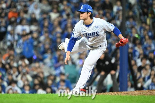21일 대구 삼성라이온즈파크에서 열린 '2025 신한 SOL BANK KBO 포스트 시즌' 삼성 라이온즈와 한화 이글스 플레오이프(PO) 3차전 경기. 삼성 이호성이 8회초 마운드에 올라 힘차게 투구하고 있다./마이데일리