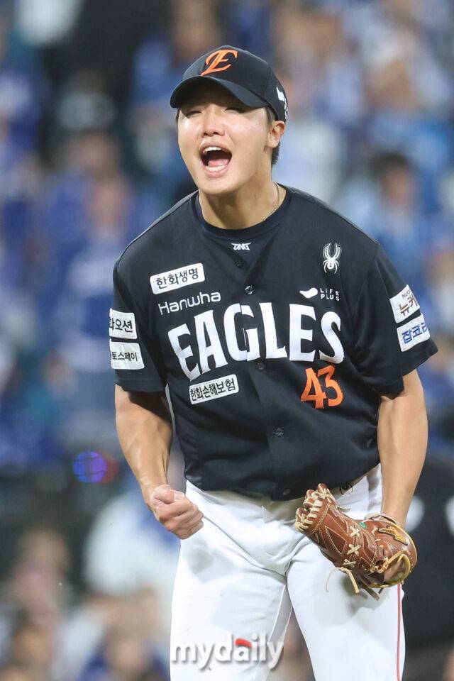 22일 대구 삼성라이온즈파크에서 열린 '2025 신한 SOL BANK KBO 포스트 시즌' 삼성 라이온즈와 한화 이글스 플레이오프(PO) 4차전 경기. 한화 정우주가 3회말 1사 1루에 삼성 김성윤을 병살타로 처리한 후 기뻐하고 있다./잠실=곽경훈 기자