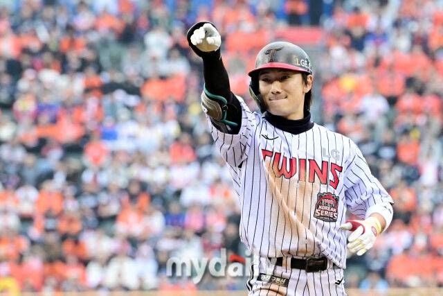 26일 오후 서울 잠실야구장에서 진행된 '2025 신한 SOL Bank KBO 한국시리즈 1차전' 한화 이글스와 LG 트윈스의 경기. LG 신민재가 6회말 1사 만루에서 2타점 적시타를 때린 뒤 기뻐하고 있다./잠실=곽경훈 기자