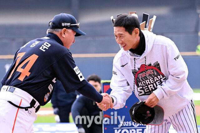 26일 오후 서울 잠실야구장에서 진행된 '2025 신한 SOL Bank KBO 한국시리즈 1차전' 한화 이글스와 LG 트윈스의 경기. 경기 전 한화 김경문 감독과 LG 염경엽 감독이 악수를 하고 있다./잠실=곽경훈 기자 kphoto@mydaily.co.kr