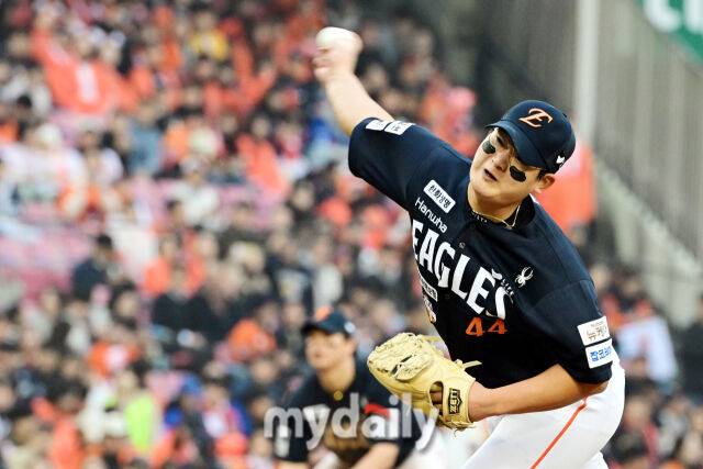 26일 오후 서울 잠실야구장에서 진행된 '2025 신한 SOL Bank KBO 한국시리즈 1차전' 한화 이글스와 LG 트윈스의 경기. 한화 김서현이 구원 등판해 역투를 펼치고 있다./잠실=곽경훈 기자 kphoto@mydaily.co.kr
