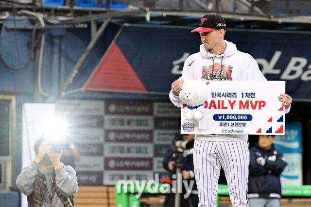 26일 오후 서울 잠실야구장에서 진행된 '2025 신한 SOL Bank KBO 한국시리즈 1차전' 한화 이글스와 LG 트윈스의 경기. LG 선발 톨허스트가 한국시리즈 1차전 MVP로 선정된 뒤 포즈를 취하고 있다./잠실=곽경훈 기자
