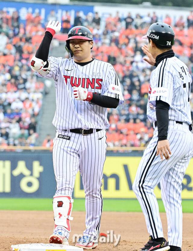 26일 오후 서울 잠실야구장에서 진행된 '2025 신한 SOL Bank KBO 한국시리즈 1차전' 한화 이글스와 LG 트윈스의 경기. LG 문보경이 6회말 2사 1,3루에서 적시타를 때린 뒤 세리머니를 펼치고 있다./잠실=곽경훈 기자 kphoto@mydaily.co.kr