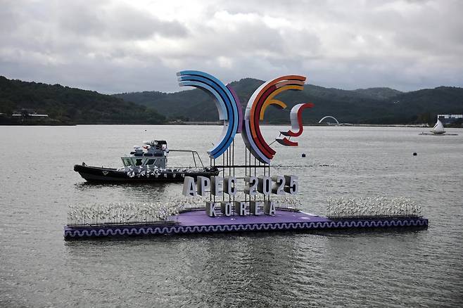 경주에서 열리는 2025년 아시아태평양경제협력체(APEC) 정상회의 개최지 인근 보문호에서 해상특수기동대(SSAT) 소속 보트가 순찰을 하고 있다. [로이터]