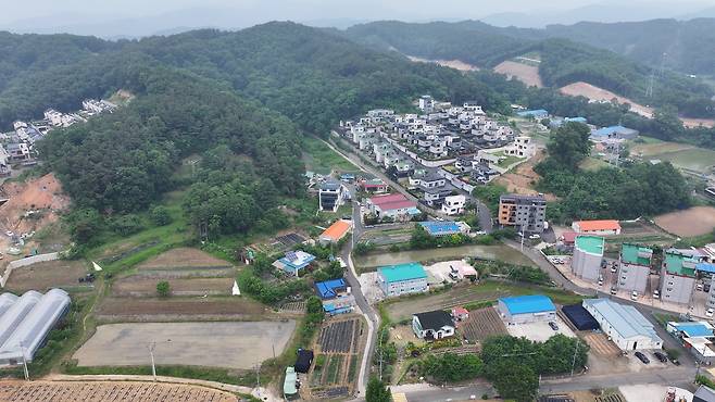드론으로 촬영한 경기도의 한 전원주택 단지 모습. [이건욱 PD]