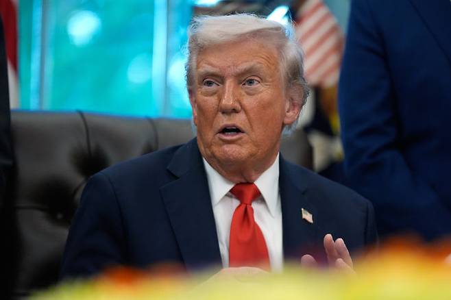 [워싱턴=AP/뉴시스] 사진은 도널드 트럼프 미국 대통령이 지난 21일(현지시각) 백악관 집무실에게 기자들에게 발언하고 있는 모습. 2025.10.22.