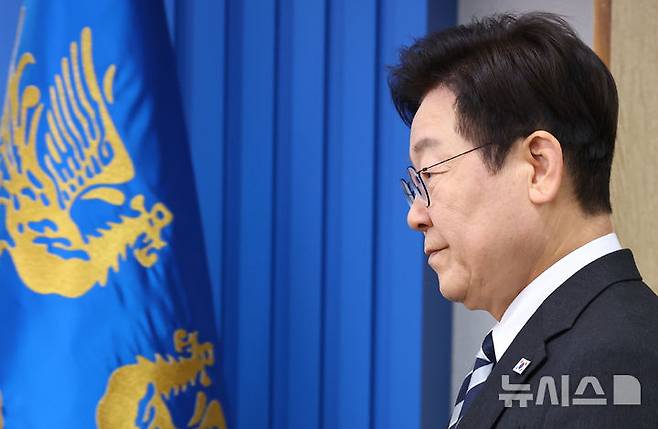 [서울=뉴시스] 최동준 기자 = 이재명 대통령이 지난 23일 서울 용산 대통령실 청사에서 열린 수석보좌관회의에 입장하고 있는 모습. (대통령실통신사진기자단) 2025.10.23. photocdj@newsis.com