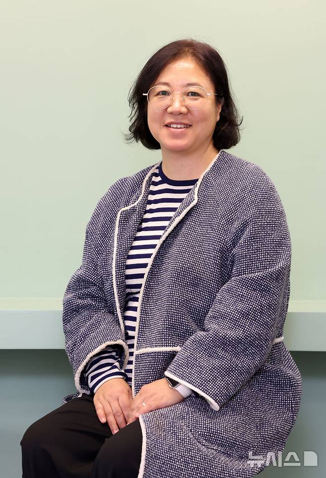 [서울=뉴시스] 배훈식 기자 = 뮤지컬 '빨래' 추민주 연출가가 23일 오후 서울 종로구 씨에이치수박 사무실에서 뉴시스와 인터뷰 전 포즈를 취하고 있다. 2025.10.23. dahora83@newsis.com