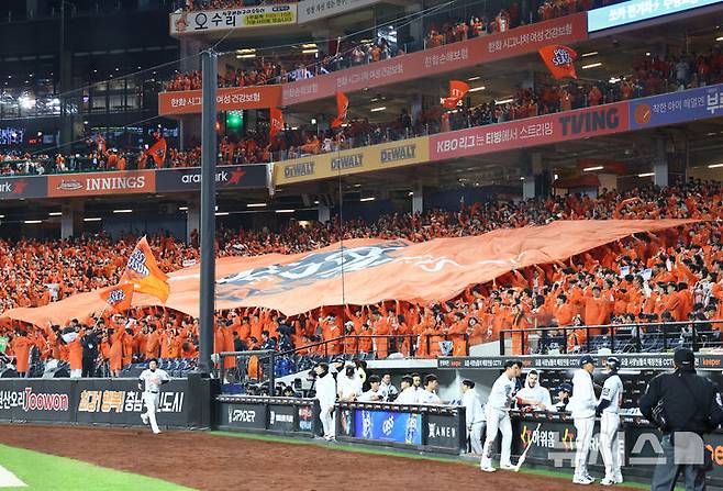 [대전=뉴시스] 황준선 기자 = 24일 대전 중구 한화생명볼파크에서 열린 2025 KBO 포스트시즌 플레이오프 5차전 삼성 라이온즈와 한화 이글스의 경기, 한화 팬들이 열띤 응원전을 펼치고 있다. 2025.10.24. hwang@newsis.com