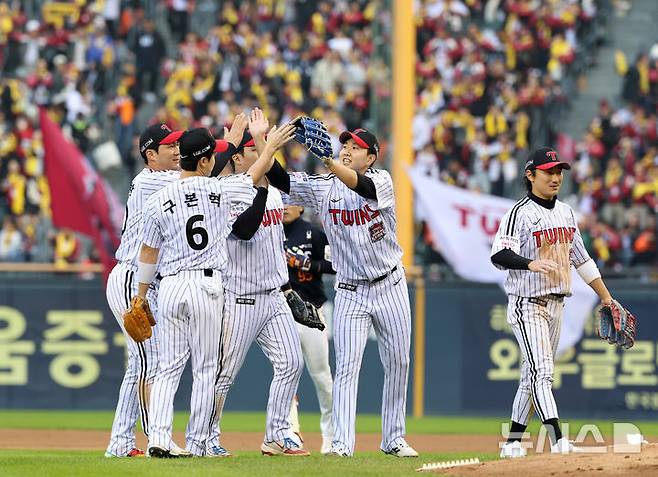 [서울=뉴시스] 이영환 기자 = 26일 오후 서울 송파구 잠실야구장에서 열린 2025 KBO 한국시리즈 1차전 한화 이글스와 LG 트윈스의 경기에서 8-2로 승리한 LG 선수들이 기뻐하고 있다. 2025.10.26. 20hwan@newsis.com