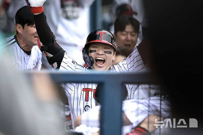 [서울=뉴시스] 정병혁 기자 = 26일 서울 송파구 잠실야구장에서 열린 2025 KBO 한국시리즈 1차전 한화 이글스와 LG 트윈스의 경기, 5회말 무사 주자없는 상황 LG 박해민이 솔로포를 친 뒤 더그아웃에서 기뻐하고 있다. 2025.10.26. jhope@newsis.com