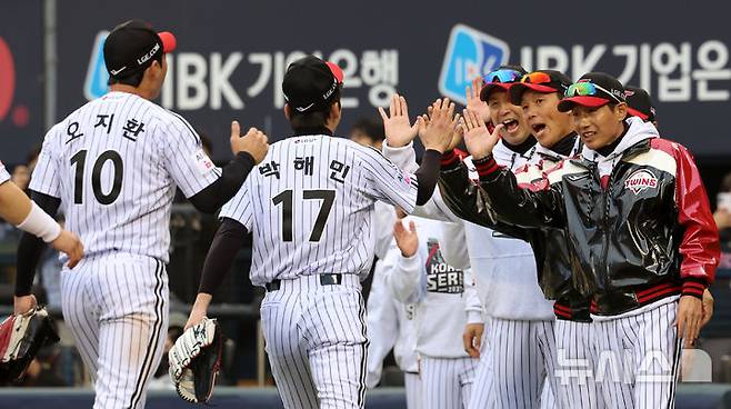 [서울=뉴시스] 이영환 기자 = 26일 오후 서울 송파구 잠실야구장에서 열린 2025 KBO 한국시리즈 1차전 한화 이글스와 LG 트윈스의 경기에서 8-2로 승리한 LG 염경겹 감독이 선수들을 반기고 있다. 2025.10.26. 20hwan@newsis.com