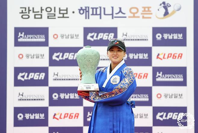 [서울=뉴시스] 리슈잉(중국), 한국여자프로골프(KLPGA) 투어 광남일보·해피니스오픈 우승. (사진=KLPGA 제공) *재판매 및 DB 금지