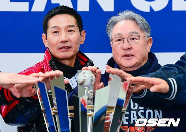 [OSEN=잠실, 지형준 기자] 25일 오후 서울 잠실야구장에서 2025&nbsp;신한 SOL뱅크 KBO 한국시리즈&nbsp;미디어데이가 열렸다.2023시즌 통합우승 이후 2년 만에 통합우승을 노리는 LG는 염경엽 감독과 주장 박해민, 임찬규, 2006년 이후 19년 만에 한국시리즈 무대에 오른 한화에서는 김경문 감독과 주장 채은성, 정우주가 참석했다.&nbsp;LG 엽경엽 감독, 한화 김경문 감독이 포토타임을 하고 있다. 2025.10.25 /jpnews@osen.co.kr