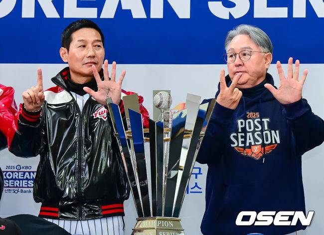 [OSEN=잠실, 지형준 기자] 25일 오후 서울 잠실야구장에서 2025&nbsp;신한 SOL뱅크 KBO 한국시리즈&nbsp;미디어데이가 열렸다.2023시즌 통합우승 이후 2년 만에 통합우승을 노리는 LG는 염경엽 감독과 주장 박해민, 임찬규, 2006년 이후 19년 만에 한국시리즈 무대에 오른 한화에서는 김경문 감독과 주장 채은성, 정우주가 참석했다.&nbsp;LG 염경엽 감독, 한화 김경문 감독이 한국시리즈가 몇 차전까지 갈지 손가락으로 전망하며 포즈를 취하고 있다. 염경엽 감독은 6차전, 김경문 감독은 7차전을 꼽았다. 2025.10.25 /jpnews@osen.co.kr