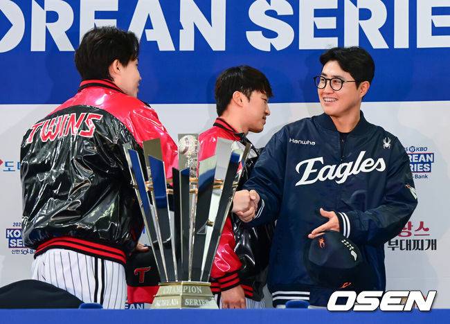 [OSEN=잠실, 지형준 기자] 25일 오후 서울 잠실야구장에서 2025&nbsp;신한 SOL뱅크 KBO 한국시리즈&nbsp;미디어데이가 열렸다.2023시즌 통합우승 이후 2년 만에 통합우승을 노리는 LG는 염경엽 감독과 주장 박해민, 임찬규, 2006년 이후 19년 만에 한국시리즈 무대에 오른 한화에서는 김경문 감독과 주장 채은성, 정우주가 참석했다.&nbsp;한화 채은성이 LG 임찬규, 박해민과 악수를 나누고 있다. 2025.10.25 /jpnews@osen.co.kr