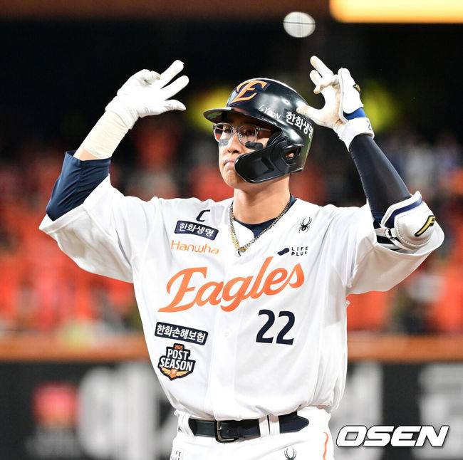 [OSEN=대전, 이대선 기자] 24일 오후 대전 한화생명볼파크에서 2025 신한 SOL Bank KBO리그 포스트시즌 플레이오프 5차전 한화 이글스와 삼성 라이온즈의 경기가 열렸다.한화는 코디 폰세, 삼성은 최원태를 선발 투수로 내세웠다.5회말 무사 2,3루에서 한화 채은성이 우중간 적시타를 치고 환호하고 있다. 2025.10.24 /sunday@osen.co.kr