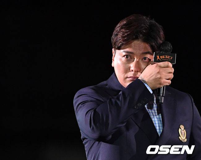 [OSEN=대전, 지형준 기자] 29일 오후 대전 한화생명이글스파크에서 한화 ‘레전드' 김태균의 등번호 52번 영구결번식과 은퇴식이 열렸다.김태균이 은퇴사를 하며 울먹이고 있다.&nbsp;2021.05.29 /jpnews@osen.co.kr