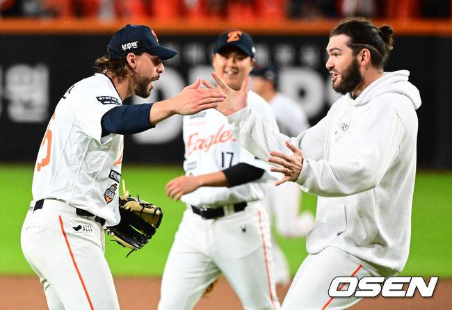 [OSEN=대전, 지형준 기자] 드디어 한화 이글스에 우승의 때가 왔다.프로야구 한화 이글스는 24일 대전 한화생명볼파크에서 열린 2025 신한 SOL뱅크 KBO 플레이오프(5전 3선승제) 삼성 라이온즈와의 5차전에서 11-2 완승을 거뒀다.정규시즌 2위에 올라 플레이오프에 직행한 한화는 시리즈 전적 3승 2패로 한국시리즈행 티켓을 거머쥐었다. 2006년 이후 19년 만에 한국시리즈 진출이다. 반면 NC 다이노스와 와일드카드 결정전(1승 1패), SSG 랜더스와 준플레이오프(3승 1패)를 거쳐 플레이오프에 오른 4위 삼성은 투혼의 명승부에도 2년 연속 한국시리즈 진출이 좌절됐다.&nbsp;경기를 마치고 한화 와이스, 폰세가 승리를 기뻐하고 있다. 2025.10.24 /jpnews@osen.co.kr