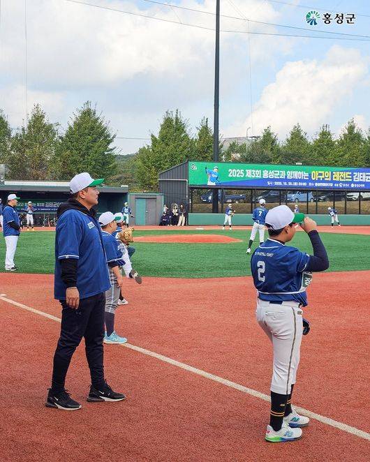 김태균 위원이 25일 충남 홍성군 만해야구장에서 열린 제3회 김태균 야구캠프에서 유소년 선수들을 지도하고 있다. /홍성군 제공