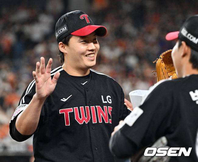 [OSEN=대전, 민경훈 기자] 29일 오후 대전 한화생명볼파크에서 2025 신한 SOL Bank KBO리그&nbsp;한화 이글스와&nbsp;LG 트윈스의 경기가 열렸다.한화는&nbsp;정우주, LG는&nbsp;임찬규를 선발 투수로 내세웠다.5회말을 마친 LG 선발 임찬규가 덕아웃으로 향하며 미소짓고 있다. 2025.09.29 /rumi@osen.co.kr