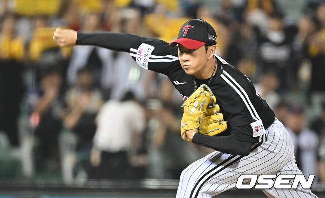 [OSEN=울산, 이석우 기자] 25일 울산 문수야구장에서 2025 신한 SOL 뱅크 KBO 리그 롯데 자이언츠와 LG 트윈스의 경기가 열렸다. 홈팀 롯데는 감보아가, 방문팀 LG는 손주영이 선발로 나섰다.LG 트윈스 김진수가 역투하고 있다. 2025.09.25 / foto0307@osen.co.kr