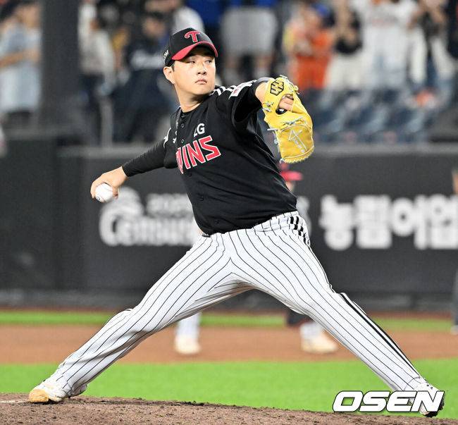 [OSEN=대전, 민경훈 기자] 29일 오후 대전 한화생명볼파크에서 2025 신한 SOL Bank KBO리그&nbsp;한화 이글스와&nbsp;LG 트윈스의 경기가 열렸다.한화는&nbsp;정우주, LG는&nbsp;임찬규를 선발 투수로 내세웠다.8회말 마운드에 오른 LG 김진수가 힘차게 공을 뿌리고 있다. 2025.09.29 /rumi@osen.co.kr