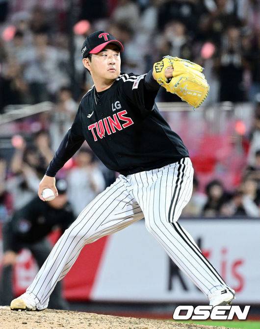 [OSEN=수원, 최규한 기자] 18일 수원 KT위즈파크에서 ‘2025 신한 SOL Bank KBO리그’ KT 위즈와 LG 트윈스의 더블헤더 2차전이 열렸다.홈팀 KT는 패트릭 머피, 방문팀 LG는 송승기를 선발로 내세웠다.9회말 마운드에 오른 LG 투수 김진수가 힘차게 공을 뿌리고 있다. 2025.09.18 / dreamer@osen.co.kr