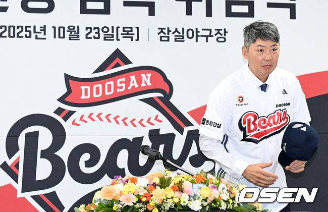 [OSEN=잠실, 이대선 기자] 23일 오후 서울 잠실야구장에서 두산 베어스 김원형 감독 취임식이 열렸다.계약 규모는 2+1년 최대 20억 원(계약금 5억, 연봉 각 5억 원)이다.김 감독은 23일&nbsp;취임식을 거쳐 29일부터 진행되는 일본 미야자키 마무리캠프로 향해 2025시즌을 복기하고 2026시즌 팀을 한 단계 업그레이드 시킬 수 있는 옥석가리기에 나설 예정이다.두산 김원형 감독이 인사를 하고 있다. 2025.10.23 /sunday@osen.co.kr