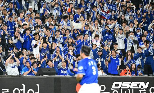 [OSEN=대전, 이대선 기자] 24일 오후 대전 한화생명볼파크에서 2025 신한 SOL Bank KBO리그 포스트시즌 플레이오프 5차전 한화 이글스와 삼성 라이온즈의 경기가 열렸다.한화는 코디 폰세, 삼성은 최원태를 선발 투수로 내세웠다.4회말 1사에서 삼성 최원태가 마운드를 내려가며 팬들에게 박수를 받고 있다. 2025.10.24 /sunday@osen.co.kr