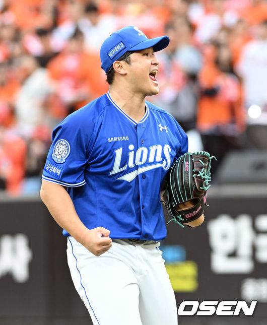 [OSEN=대전, 손용호 기자] 19일 오후 대전 한화생명볼파크에서 2025 신한 SOL Bank KBO리그 포스트시즌 플레이오프 2차전 한화 이글스와 삼성 라이온즈의 경기가 열렸다.한화는 라이언 와이스, 삼성은 최원태를 선발 투수로 내세웠다.  7회말 권광민을 삼진으로 처리 7이닝을 1실점으로 막아낸 최원태가 기뻐하고 있다. 2025.10.19 /spjj@osen.co.kr