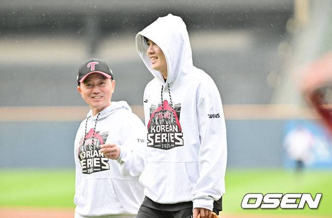 [OSEN=잠실, 박준형 기자] 26일 오후 서울 잠실야구장에서 2025 신한 SOL Bank KBO리그 포스트시즌 한국시리즈 1차전 LG 트윈스와 한화 이글스의 경기가 열렸다.LG는 앤더스 톨허스트, 한화는 문동주를 선발 투수로 내세웠다.경기에 앞서 LG 임찬규가 훈련을 마치고 더그아웃으로 들어가고 있다.   2025.10.26 / soul1014@osen.co.kr