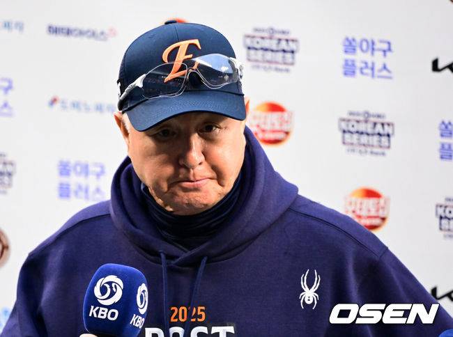 [OSEN=잠실, 지형준 기자] 한 달 가까이 쉰 정규시즌 1위팀이 한국시리즈 1차전에서 이렇게 맹타를 휘두른 경기가 있었나. LG가 시리즈 기선을 제대로 제압하고 우승확률 73.2%를 따냈다.&nbsp;프로야구 LG 트윈스는 26일 서울 잠실구장에서 열린 2025 신한 SOL뱅크 KBO 한국시리즈(7전 4선승제) 한화 이글스와의 1차전에서 8-2로 승리했다.&nbsp;정규시즌 1위 LG는 시리즈 기선제압에 성공하며 우승확률 73.2%(41번 중 30번)를 차지했다. 반면 2위 한화는 플레이오프에서 삼성 라이온즈를 3승 2패로 제압하고 2006년 이후 19년 만에 한국시리즈 무대를 밟았지만, 첫 술에 배를 불리지 못했다. LG는 2023년 이후 2년, 한화는 1999년 이후 26년 만에 우승에 도전한다.&nbsp;한화 김경문 감독이 경기를 마치고 인터뷰를 하고 있다. 2025.10.26 /jpnews@osen.co.kr