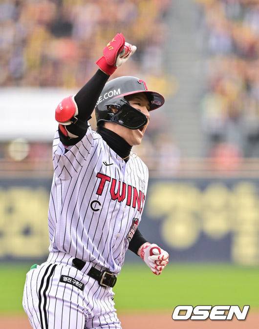 [OSEN=잠실, 박준형 기자] 26일 오후 서울 잠실야구장에서 2025 신한 SOL Bank KBO리그 포스트시즌 한국시리즈 1차전 LG 트윈스와 한화 이글스의 경기가 열렸다.LG는 앤더스 톨허스트, 한화는 문동주를 선발 투수로 내세웠다.5회말 LG 선두타자 박해민이 솔로홈런을 날리고 환호하며 베이스를 돌고 있다.   2025.10.26 / soul1014@osen.co.kr