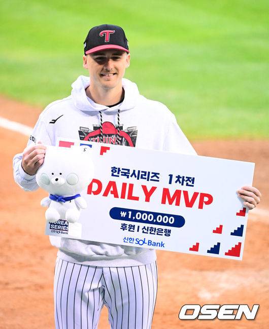 [OSEN=잠실, 지형준 기자] 한 달 가까이 쉰 정규시즌 1위팀이 한국시리즈 1차전에서 이렇게 맹타를 휘두른 경기가 있었나. LG가 시리즈 기선을 제대로 제압하고 우승확률 73.2%를 따냈다.&nbsp;프로야구 LG 트윈스는 26일 서울 잠실구장에서 열린 2025 신한 SOL뱅크 KBO 한국시리즈(7전 4선승제) 한화 이글스와의 1차전에서 8-2로 승리했다.&nbsp;정규시즌 1위 LG는 시리즈 기선제압에 성공하며 우승확률 73.2%(41번 중 30번)를 차지했다. 반면 2위 한화는 플레이오프에서 삼성 라이온즈를 3승 2패로 제압하고 2006년 이후 19년 만에 한국시리즈 무대를 밟았지만, 첫 술에 배를 불리지 못했다. LG는 2023년 이후 2년, 한화는 1999년 이후 26년 만에 우승에 도전한다.&nbsp;LG 톨허스트가 한국시리즈 1차전 MVP에 선정되며 포즈를 취하고 있다. 2025.10.26 /jpnews@osen.co.kr