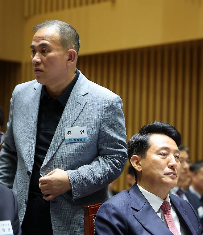 '정치브로커'로 알려진 명태균 씨가 23일 서울시청에서 열린 국회 행정안전위원회의 서울특별시에 대한 국정감사에 증인으로 출석해 오세훈 서울시장 뒤를 지나 증언대로 향하고 있다. 뉴시스