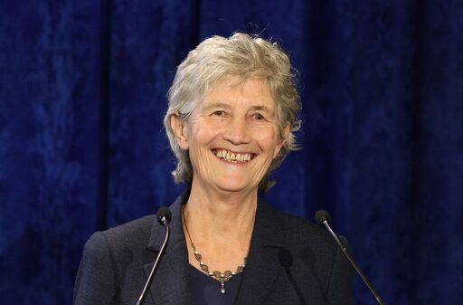 25일(현지시간) 아일랜드 차기 대통령 당선을 확정지은 무소속&nbsp;캐서린 코널리(68) 후보가 소감을 밝히기 전에 환한 미소를 짓고 있다. AFP연합뉴스