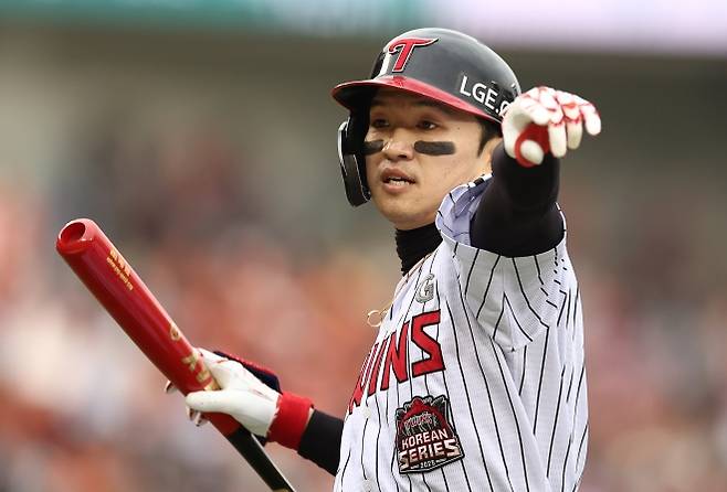 LG 트윈스 박해민이 26일 서울 잠실야구장에서 열린 2025 KBO 한국시리즈 1차전 한화 이글스와의 홈 경기에서 홈런을 친 뒤 방망이를 던지고 있다. 연합뉴스