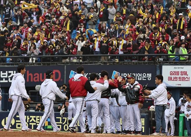 염경엽 LG 트윈스 감독이 26일 서울 잠실야구장에서 열린 2025 KBO 한국시리즈 1차전 한화 이글스와의 홈 경기에서 8-2로 이긴 뒤 선수단을 환영하고 있다. 뉴스1