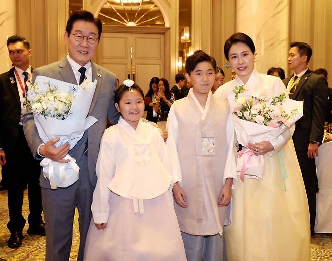 이재명 대통령 내외와 화동 - 이재명 대통령과 김혜경 여사가 26일 말레이시아 쿠알라룸푸르 한 호텔에서 열린 동포 만찬 간담회에서 화동과 기념촬영을 하고 있다. 쿠알라룸푸르 연합뉴스