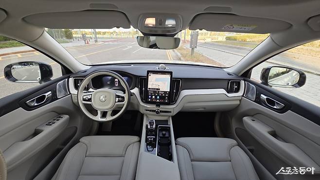 신형 XC60의 실내.  화이트 드리프트 우드, 최고급 나파 가죽 시트가 어우러져 최고 수준의 안락함과 고급스러움을 선사한다. 원성열 기자 sereno@donga.com