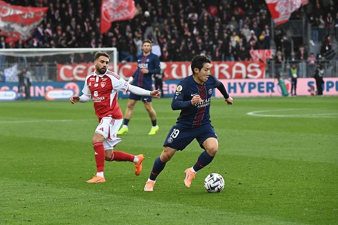 이강인이 브레스트의  공격수 로맹 델 카스티요를 제치며 공을 컨트롤하고 있다. AFP연합뉴스