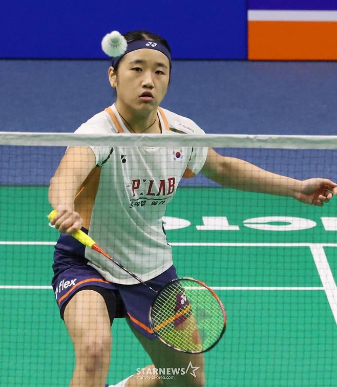 '2025 수원 빅터 코리아오픈 배드민턴 선수권대회(슈퍼500)'가 24일 수원실내체육관에서 열렸다.  안세영이 야마구치 아카네(일본)와의 단식 결승전에서 연타 공격을 하고 있다. /사진=김진경 대기자