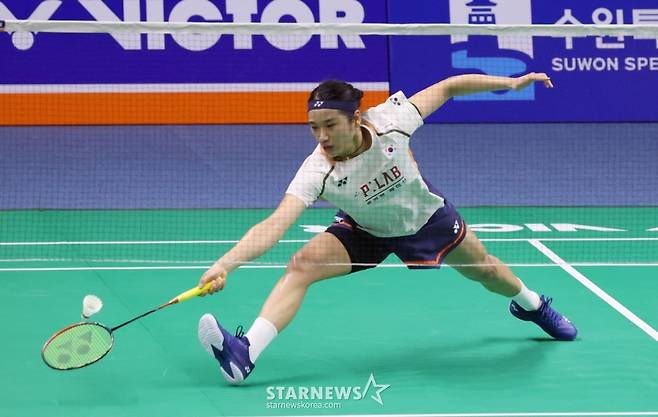 '2025 수원 빅터 코리아오픈 배드민턴 선수권대회(슈퍼500)'가 24일 수원실내체육관에서 열렸다.  안세영이 카루파테반 레차나(말레이시아)와의 단식 32강전에서 능숙한 공격을 하고 있다. /사진=김진경 대기자